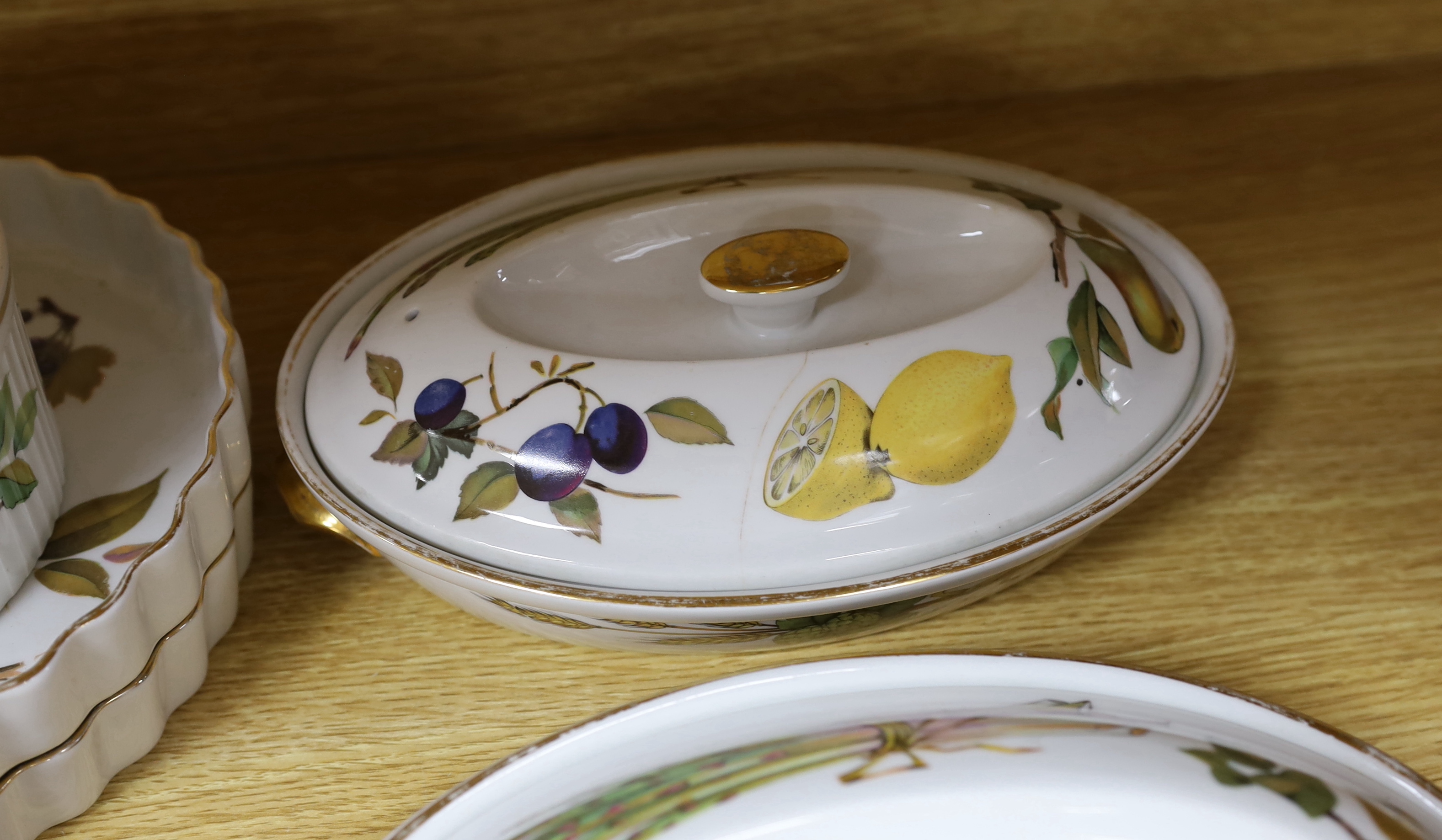 A quantity of Worcester ‘Evesham’ pattern dinner ware